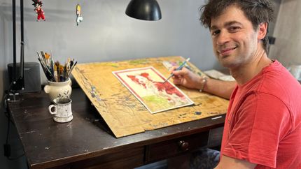 El artista plástico pinta en óleo, acrílico, témpera o incluso ofrece hacer un dibujo en carbonilla.&nbsp;