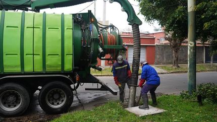 En las últimas tres semanas limpiaron más de 1.200 sumideros.