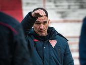 Leonardo Lemos deberá modificar la defensa.