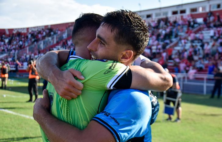 Mastrolía se abraza con Monti, quien asistió a Brandán en el 1-0.