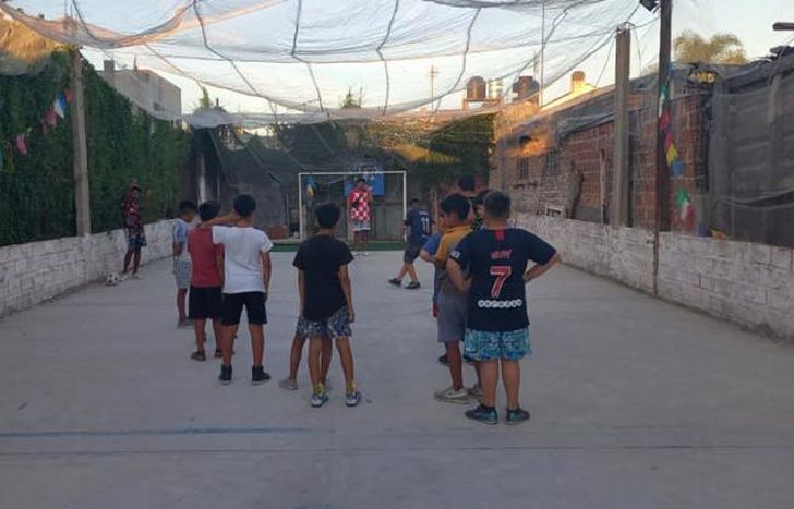 En la cancha del club brindan fútbol femenino y masculino.