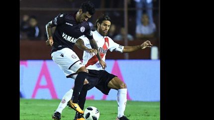 lanus le dio otro golpe a river y enderezo su andar
