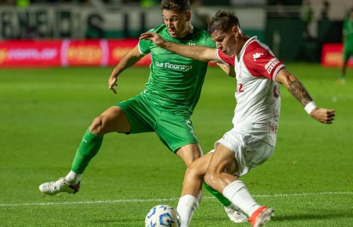 Banfield juega contra Huracán.
