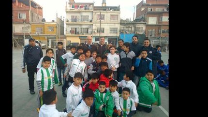 lomas: realizaron una clinica de futbol y entregaron materiales deportivos