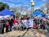 Más de 200 personas se acercaron para tener su remera gratis con la estampa de las Malvinas.&nbsp;
