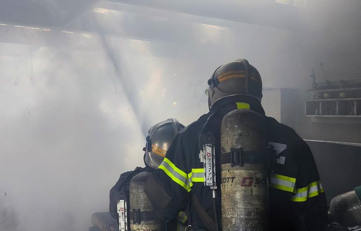 Los Bomberos de Lomas combatiendo el incendio.