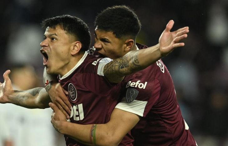 Bou, autor del gol, festeja con Aquino.