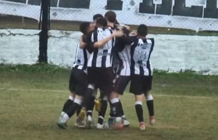 Galván es abrazado por todos luego del gol.