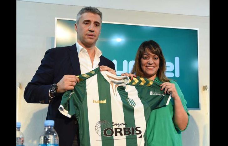 Crespo fue presentado por la presidenta Barbuto en el Campo de Deportes.