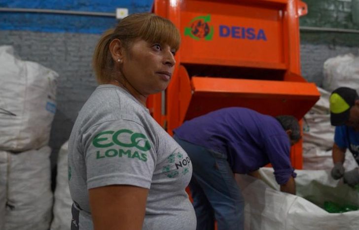 María es la encargada del turno mañana de la planta de reciclaje.