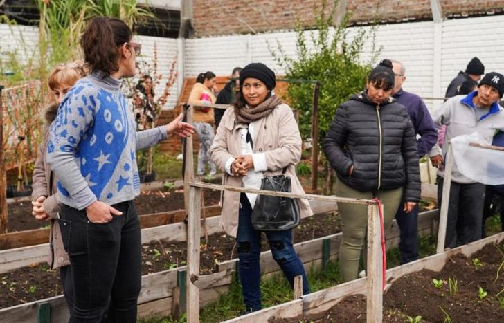 Vecinos recorren las huertas y aprenden las claves para armarlas en sus casas.