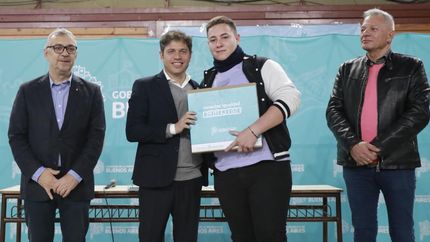 el gobernador entregó computadoras para estudiantes en San Isidro.