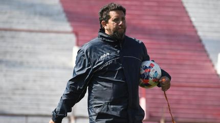 El Búfalo tiene la pelota. Y él decid quién juega. El Búfalo tiene la pelota. Y él decid quién juega.