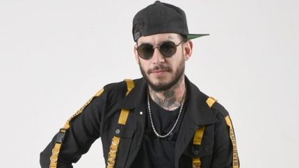 El artista se baja de escena.