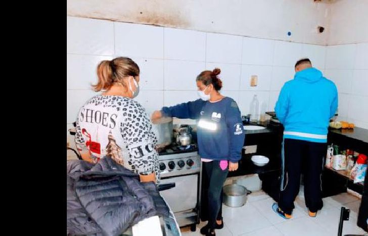 Cocinan tres veces a la semana para más de 300 personas.