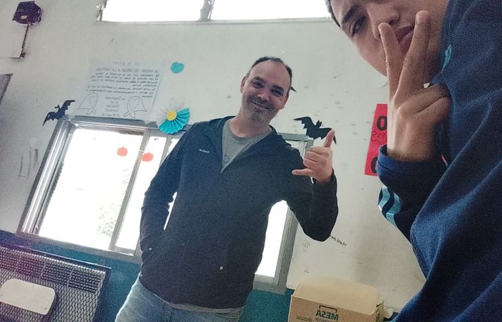 Junto al profe Leonel Chainski que actuó en el video viral.&nbsp;