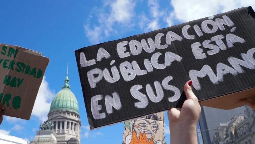En medio de la toma de las casas de altos estudios y las clases públicas.