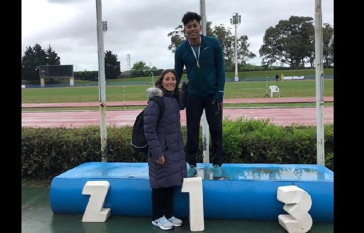 Joel, en lo más alto del podio, junto a su entrenadora.