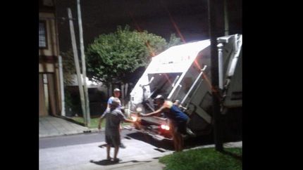 Los vecinos de la calle Melo al 900 también colaboran con los recolectores de residuos.