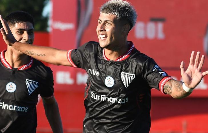 La felicidad de Pérez tras su golazo.