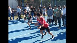 chicos, grandes, jóvenes se entrenan a toda hora en el nuevo circuito del parque.
