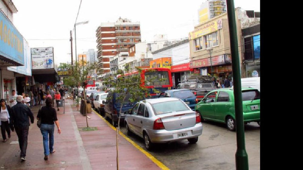 se podrá estacionar en ambas manos.