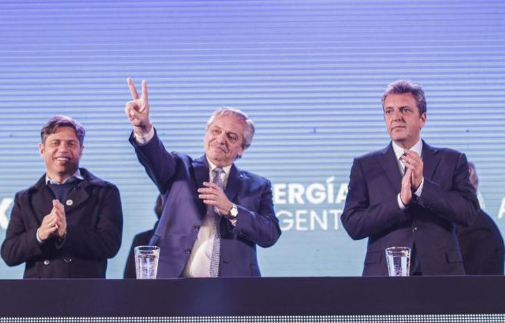 Alberto, junto a Massa y Kicillof.