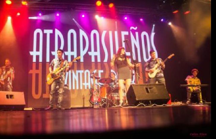 En el Teatro del Municipio en una presentación con músicos invitados.
