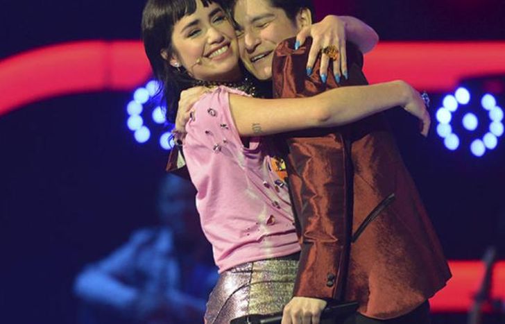 Stef recibiendo el abrazo de Lali.