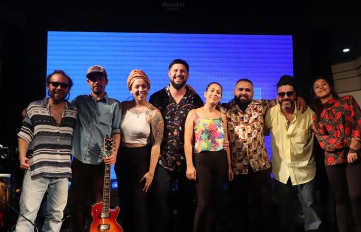 La banda completa.