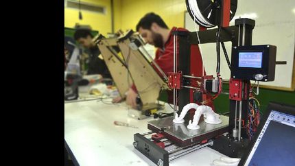 El curso es de SolidWorks, un software para modelar piezas e imprimirlas en 3D.