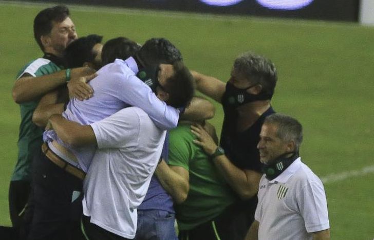 El festejo de Sanguinetti junto a su cuerpo técnico.