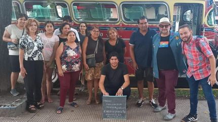 Los viajes se hacen en un colectivo Mercedes Benz de 1959.
