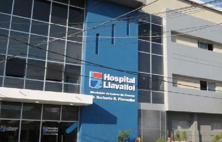 Un centro de salud moderno y público.