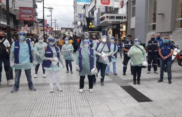 Durante un operativo de concientización en la Peatonal Laprida.