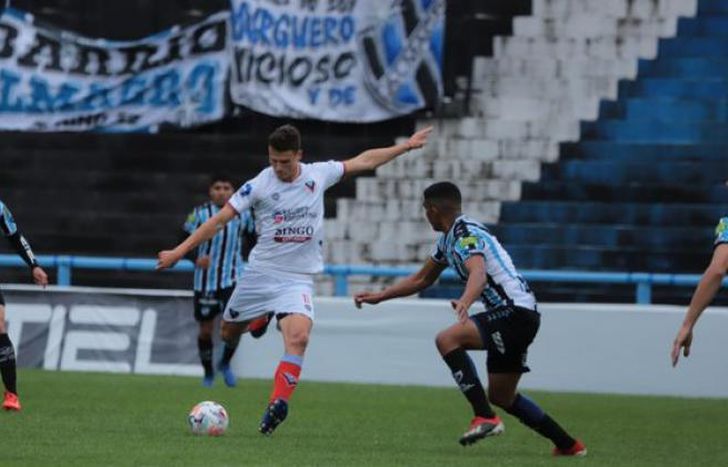 Brown sufrió el partido en Villa Raffo.