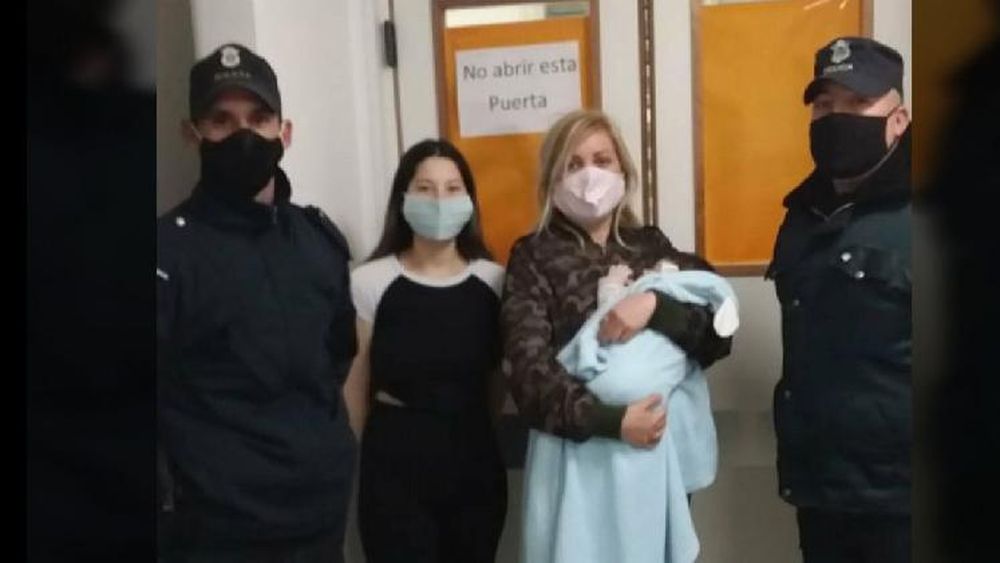 Policías héroes: le salvaron la vida a un bebé de apenas 22 días
