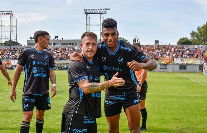 Oswaldo Pacheco festeja con Fernando Brandán el gol de Temperley.