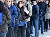 En medio de la crisis, las preocupaciones económicas crecen. En medio de la crisis, las preocupaciones económicas crecen.