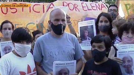 Oscar Albor junto a sus hijos y sus vecinos.