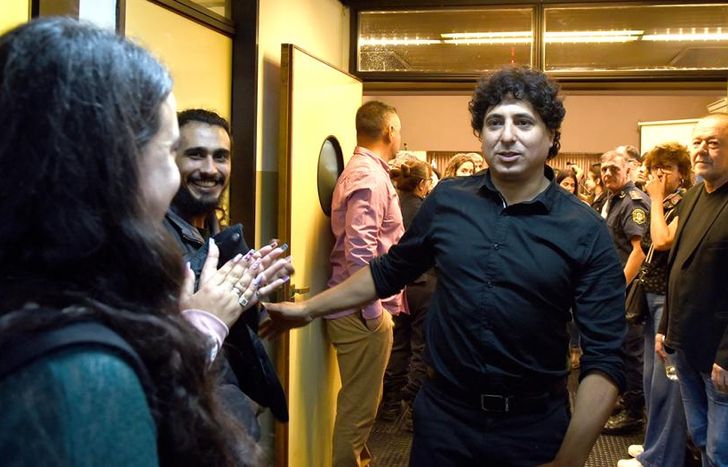 Bazán saliendo de la sala tras haber sido absuelto por el crimen de Anahí Benítez.