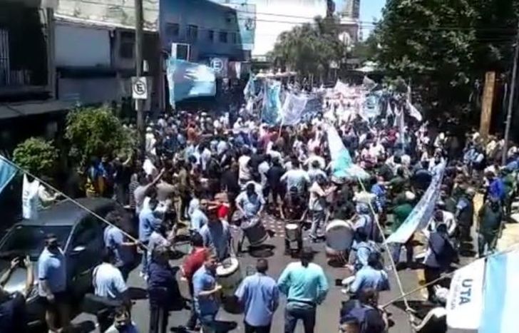 Una multitud se manifestó este mediodía en el centro de Lomas.