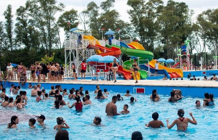 Familias enteras disfrutaron de las juegos y los toboganes.