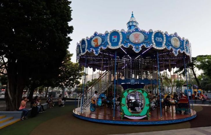 Niñas y niños ya disfrutan de la nueva isla de juegos.