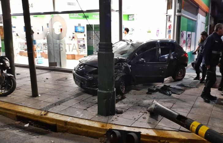 El auto se incrustó en una farmacia de Hipólito Yrigoyen y Las Heras.