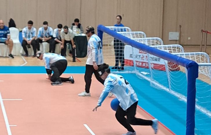 El goalball fue creado específicamente para personas ciegas o con baja visión.