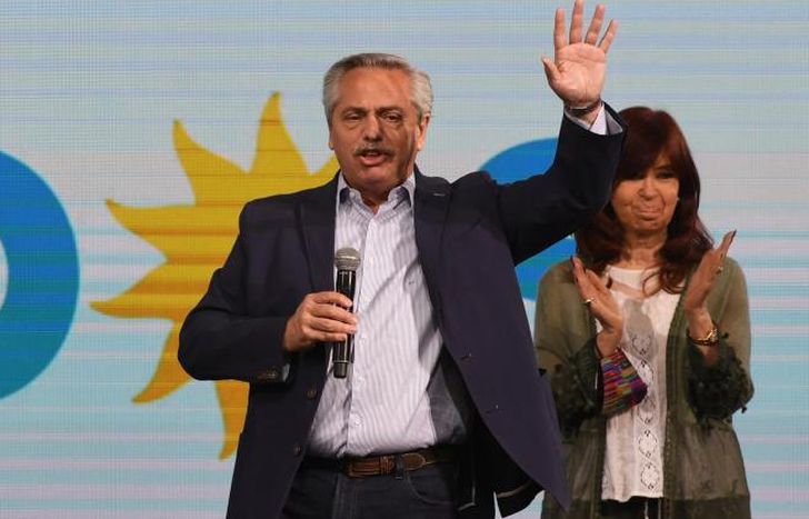 Alberto Fernández, acompañado por Cristina Kirchner.