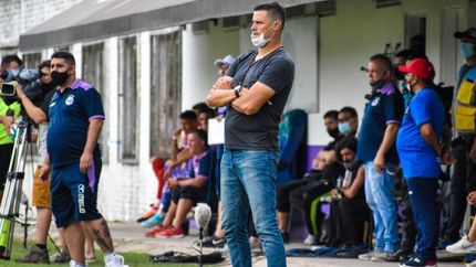 El último partido de Cavalieri en cancha de Sacachispas.