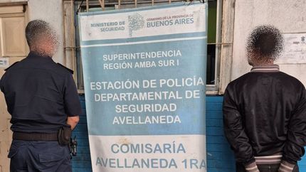 El delincuente detenido estaba prófugo por un robo en Lomas de Zamora. El delincuente detenido estaba prófugo por un robo en Lomas de Zamora.