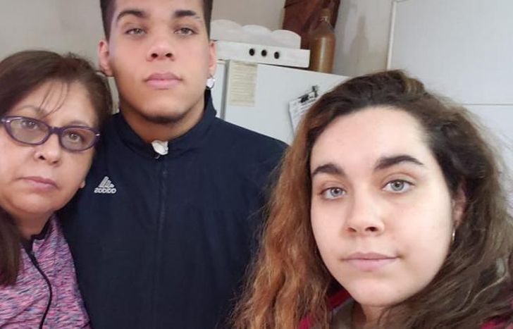 Sandra Benítez, junto a sus dos hijos.